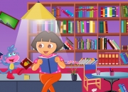Jeu Dora dans une bibliothèque en désordre